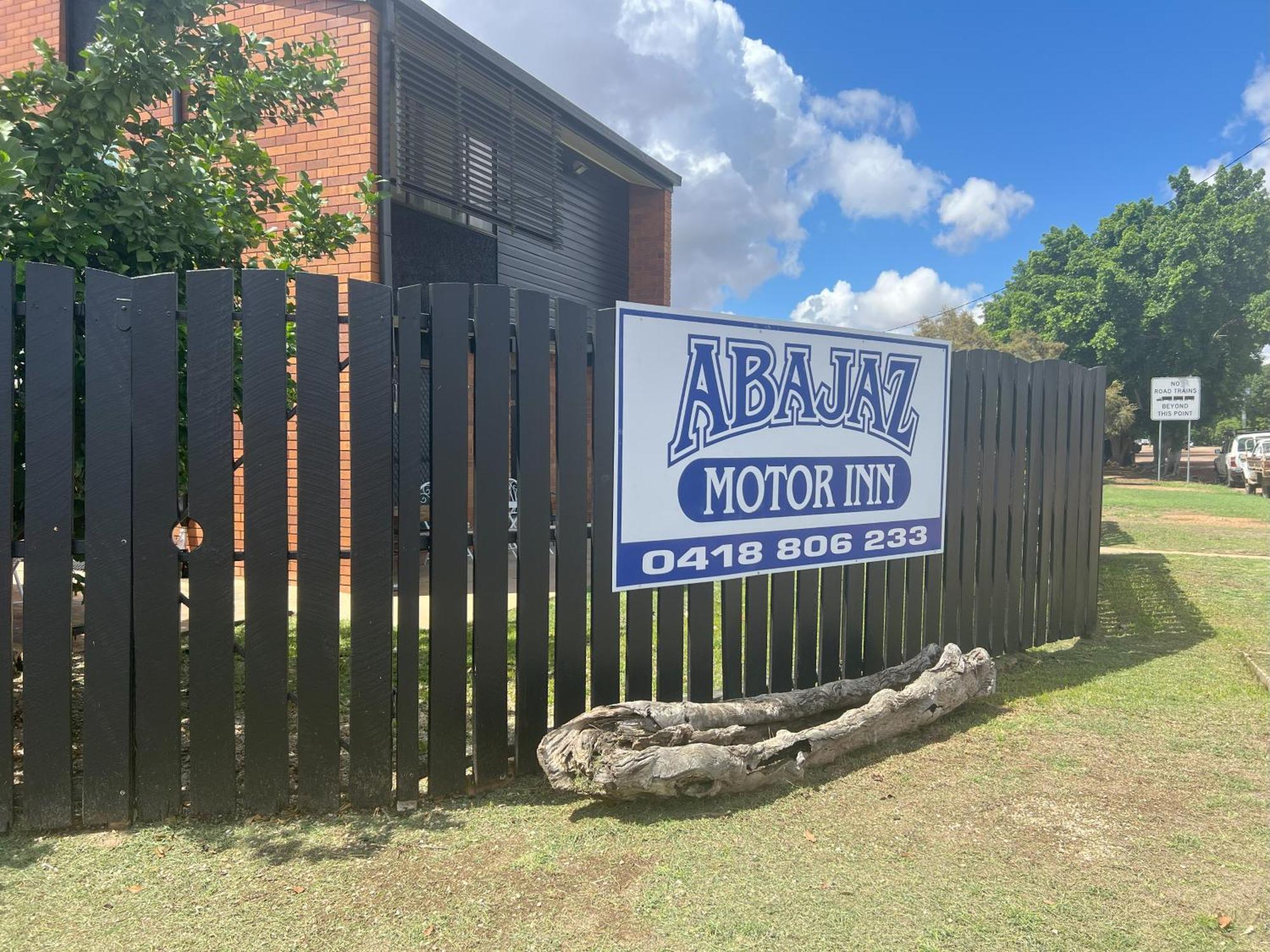 Abajaz Motel-Central-King Bed-Shaded Parking Лонгрийч Екстериор снимка