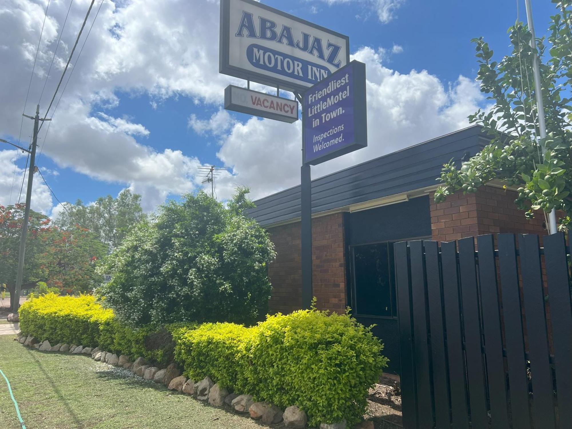 Abajaz Motel-Central-King Bed-Shaded Parking Лонгрийч Екстериор снимка