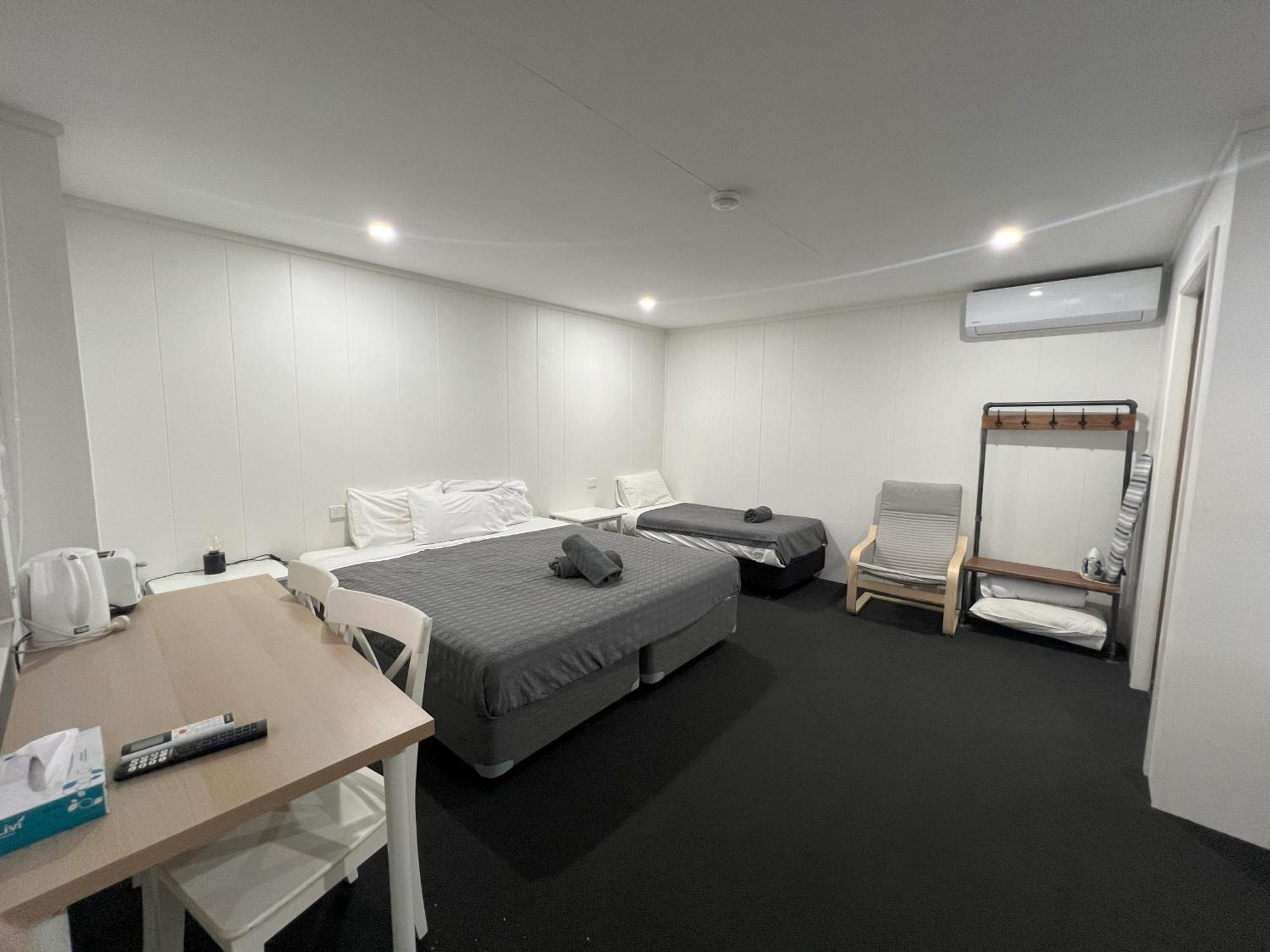Abajaz Motel-Central-King Bed-Shaded Parking Лонгрийч Екстериор снимка